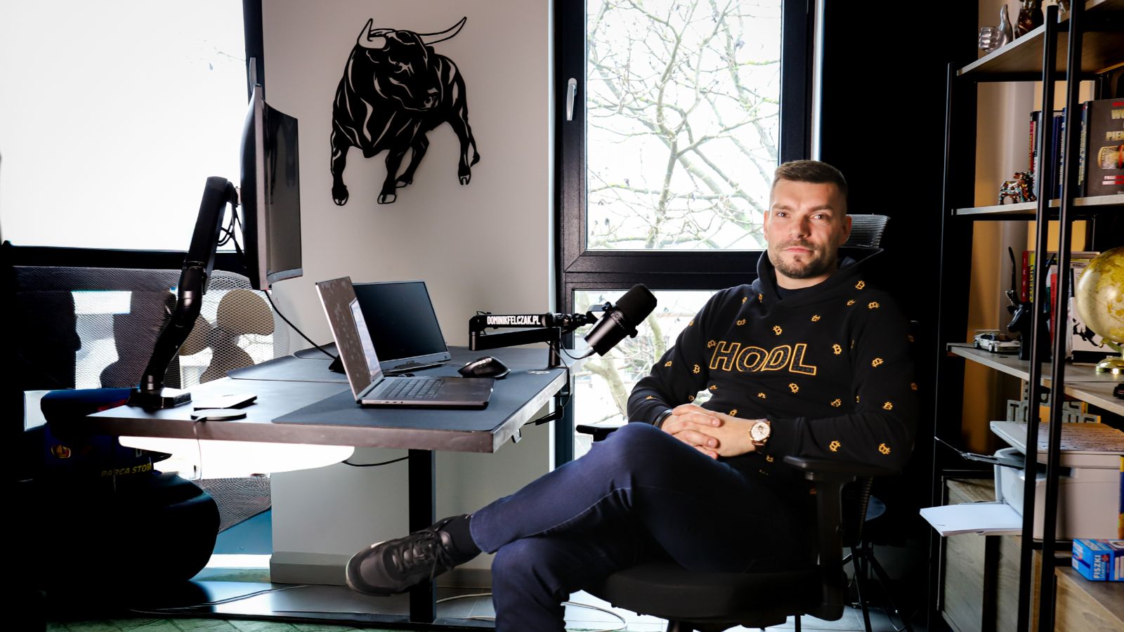 Dominik Felczak w biurze — produkcja analiz BTC